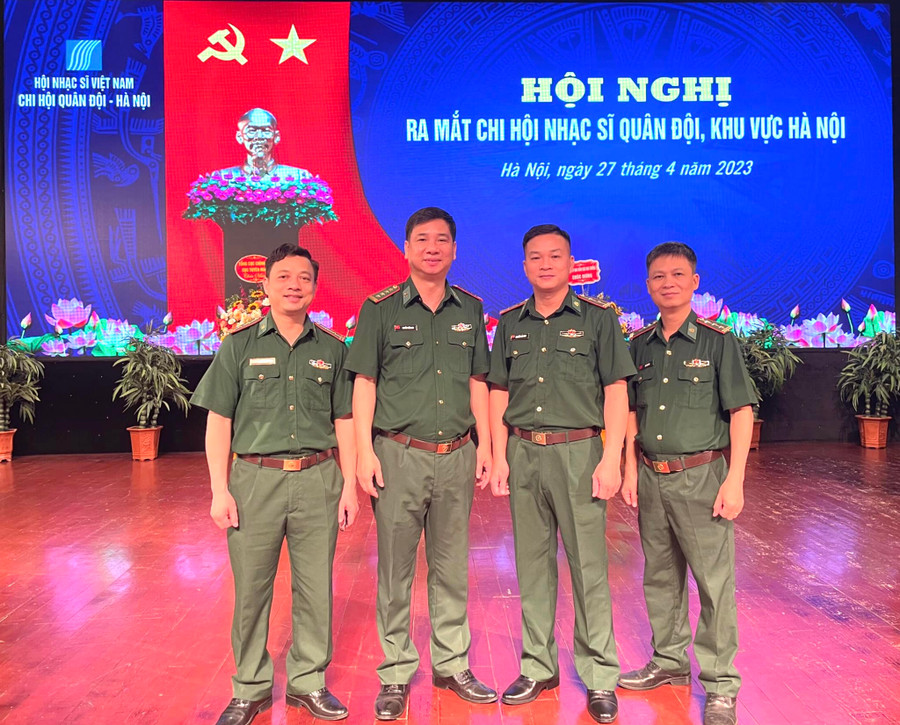 NSƯT Hải Nam (thứ 2 từ phải sang) và các nhạc sĩ quân đội trong Hội nghị ra mắt chi hội nhạc sĩ quân đội, khu vực Hà Nội. Ảnh: NVCC.