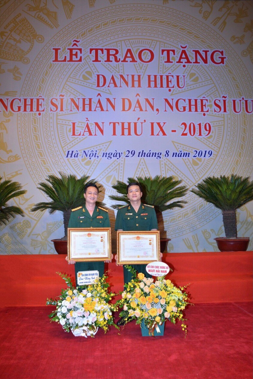 NSƯT Hải Nam (phải) và anh trai của mình - NSND Xuân Bắc trong ngày được Nhà nước phong tặng danh hiệu. Ảnh: NVCC.