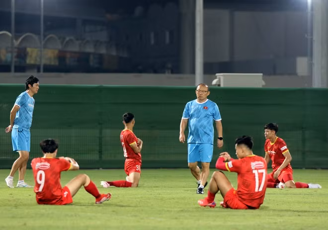 Văn Thanh đã bỏ dở buổi tập đầu tiên của tuyển Việt Nam trên đất UAE.