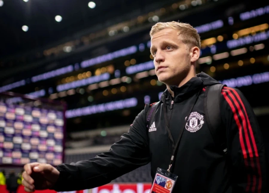 Real Madrid sẵn sàng giải cứu Van De Beek khỏi Man Utd.