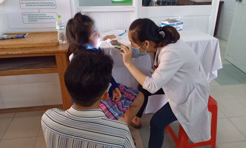 Một học sinh Trường Tiểu học Bình Trưng Đông được khám bệnh tại Bệnh viện Quận 2, chiều 13/9. Ảnh: VnExpress.