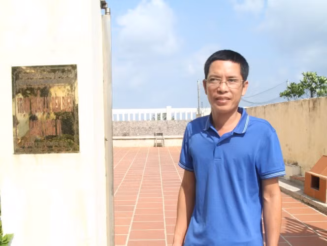 Anh Đồng Văn Cường - Trạm trưởng Trạm Hải đăng Bạch Long Vĩ lưu luyến chia tay đoàn khách.