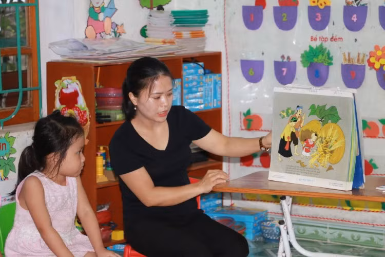 Cô Hoàng Thị Ngân – Trường Mầm non Thanh Ngọc đã trải qua 20 năm giáo viên hợp đồng. Ảnh: Hồ Lài