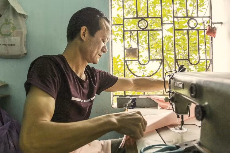 Đa số đàn ông ở Trạch Xá tham gia làm nghề may vá.