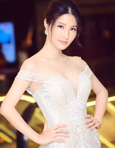 Cô là người đa tài ở vai trò diễn viên, người mẫu lẫn người dẫn chương trình.