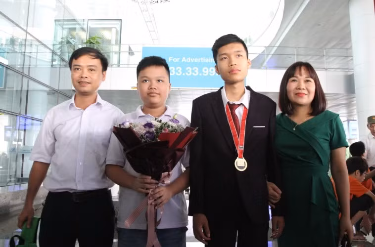 Hồng Đức và bố mẹ, em trai.