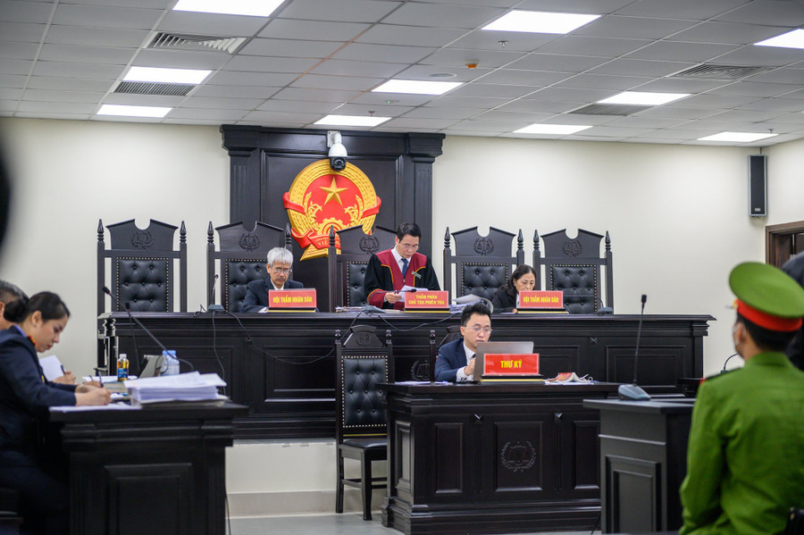 Hội đồng xét xử xét hỏi các bị cáo.