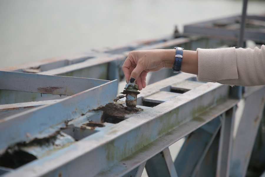 Cầu Hiền Lương bị xuống cấp, mặt cầu bằng gỗ bị mục, xuất hiện lỗ thủng, các cấu kiện bằng sắt bị gỉ. Cầu Hiền Lương bị xuống cấp, mặt cầu bằng gỗ bị mục, xuất hiện lỗ thủng, các cấu kiện bằng sắt bị gỉ.