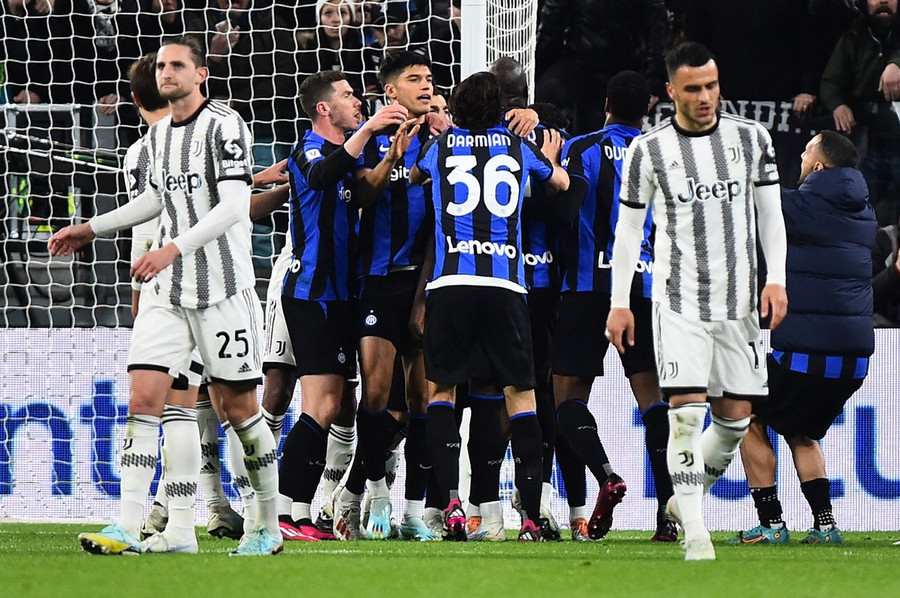 Cầu thủ Juventus trong một trận đấu với Inter Milan mùa trước.