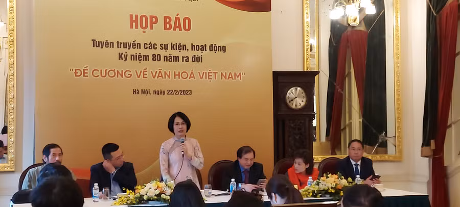 PGS.TS Nguyễn Thị Thu Phương chia sẻ thông tin về hội thảo khoa học quốc gia '80 năm Đề cương về văn hóa Việt Nam - Khởi nguồn và động lực phát triển' tại buổi họp báo. Ảnh: Bình Thanh.