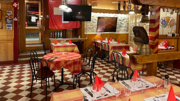 Trong Thế chiến II, quân Đức chiếm tầng trệt của khách sạn nhưng không thể lên cầu thang vì nó nằm một phần trên lãnh thổ Thụy Sĩ. Trong Thế chiến II, quân Đức chiếm tầng trệt của khách sạn nhưng không thể lên cầu thang vì nó nằm một phần trên lãnh thổ Thụy Sĩ.