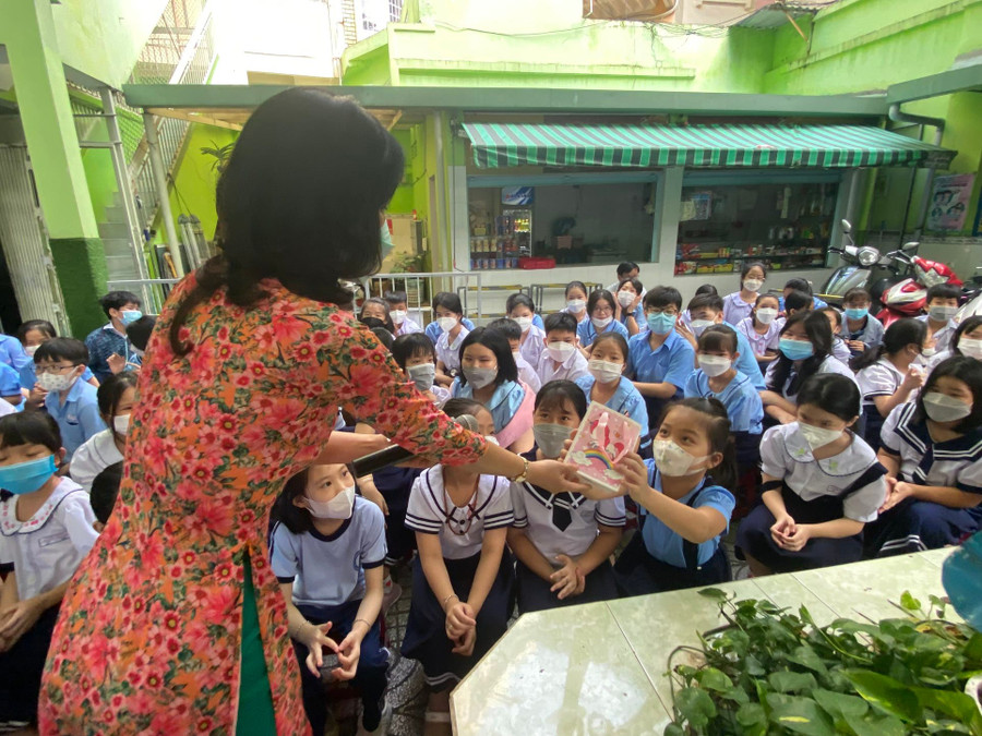 Phụ huynh gặp nhiều khó khăn khi xin giấy xác nhận cư trú nhập học cho con. Nguồn: Tuổi trẻ Phường 15 Phụ huynh gặp nhiều khó khăn khi xin giấy xác nhận cư trú nhập học cho con. Nguồn: Tuổi trẻ Phường 15