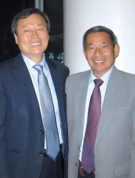 Nhà thơ Do Jong-hwan (trái) và dịch giả Lê Đăng Hoan.