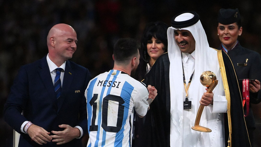 Quốc vương Qatar Al Thani trao danh hiệu Quả bóng Vàng World Cup 2022 cho Messi. Ảnh: ITN. Quốc vương Qatar Al Thani trao danh hiệu Quả bóng Vàng World Cup 2022 cho Messi. Ảnh: ITN.