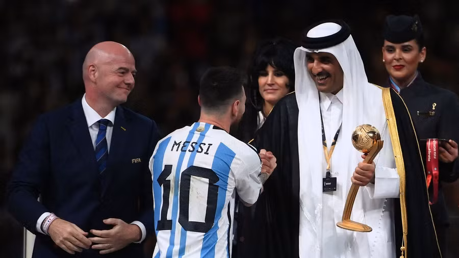 Quốc vương Qatar Al Thani trao danh hiệu Quả bóng Vàng World Cup 2022 cho Messi. Ảnh: ITN.