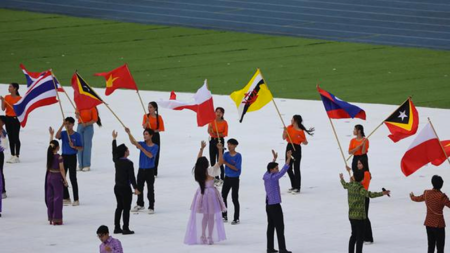 Ban tổ chức nhầm quốc kỳ Ba Lan thành quốc kỳ Indonesia ở lễ khai mạc SEA Games 32. Ảnh: Bola. Ban tổ chức nhầm quốc kỳ Ba Lan thành quốc kỳ Indonesia ở lễ khai mạc SEA Games 32. Ảnh: Bola.