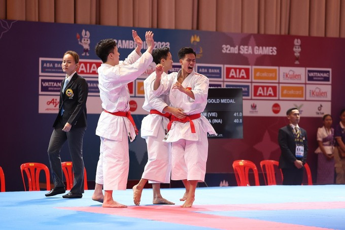 Kata đồng đội nam cũng mang về Huy chương Vàng cho Karatedo Việt Nam chiều 6/5. Kata đồng đội nam cũng mang về Huy chương Vàng cho Karatedo Việt Nam chiều 6/5.