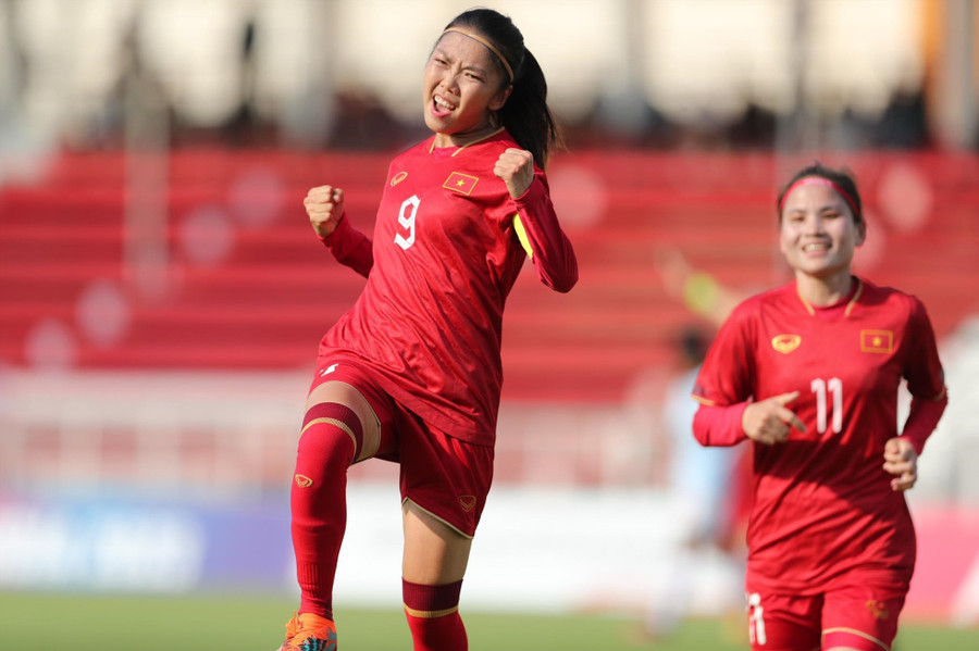 Huỳnh Như mừng bàn thắng vào lưới Myanmar, đồng thời giúp cô lập kỷ lục khó tin ở SEA Games 32. Huỳnh Như mừng bàn thắng vào lưới Myanmar, đồng thời giúp cô lập kỷ lục khó tin ở SEA Games 32.