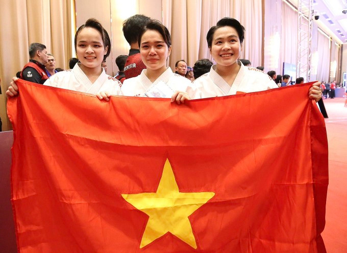 Các cô gái đội kata ăn mừng xúc động với tấm Huy chương Vàng chiều 6/5. Các cô gái đội kata ăn mừng xúc động với tấm Huy chương Vàng chiều 6/5.