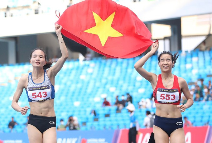 Thu Hà (trái) và Bùi Thị Ngân thống trị ở đường chạy 800m nữ hôm 11/5. Thu Hà (trái) và Bùi Thị Ngân thống trị ở đường chạy 800m nữ hôm 11/5.