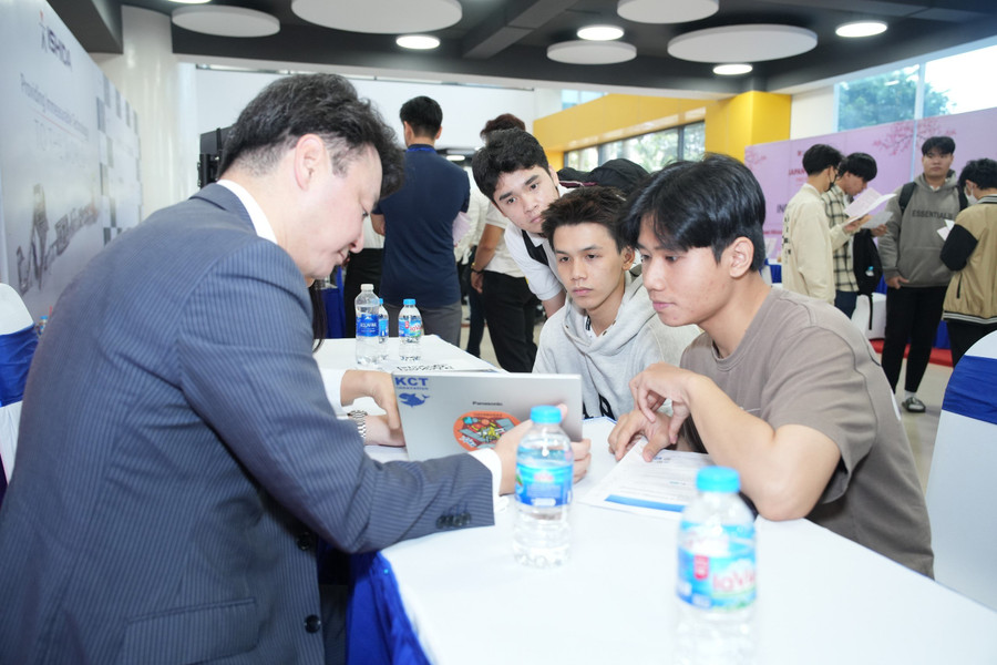 Sinh viên tham gia phỏng vấn trực tiếp tại "Ngày hội Tuyển dụng của các Doanh nghiệp Nhật Bản – JAPAN JOB FAIR 2023" Sinh viên tham gia phỏng vấn trực tiếp tại "Ngày hội Tuyển dụng của các Doanh nghiệp Nhật Bản – JAPAN JOB FAIR 2023"