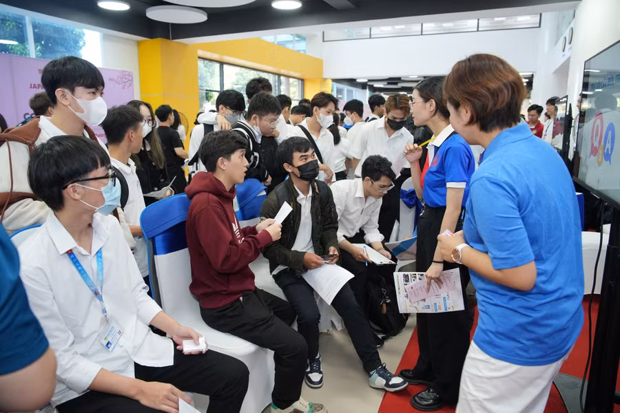 Sinh viên tham gia tìm hiểu ngành nghề tại "Ngày hội Tuyển dụng của các Doanh nghiệp Nhật Bản – JAPAN JOB FAIR 2023"