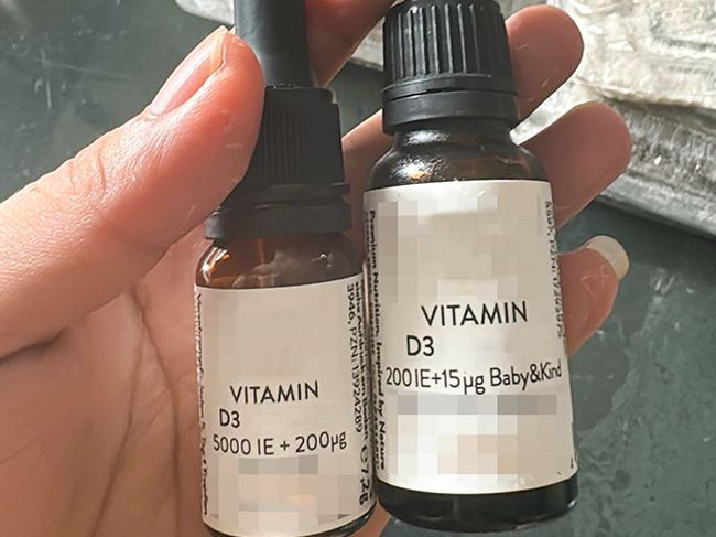 Lọ vitamin D 5000 IE +200 μg dành cho người lớn (bên trái) mà trẻ được cho uống nhầm. Ảnh: gia đình cung cấp.