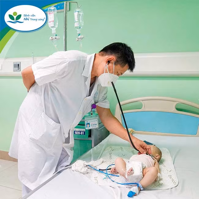 TS.BS Thái Thiên Nam đang thăm khám cho bệnh nhi ngộ độc vitamin D. Ảnh: BVCC.