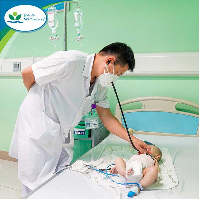 TS.BS Thái Thiên Nam đang thăm khám cho bệnh nhi ngộ độc vitamin D. Ảnh: BVCC. TS.BS Thái Thiên Nam đang thăm khám cho bệnh nhi ngộ độc vitamin D. Ảnh: BVCC.