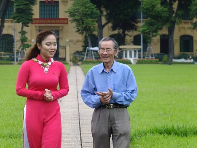 Nhạc sĩ Dân Huyền trong một chương trình truyền hình ghi hình tại Quảng trường Ba Đình. Nhạc sĩ Dân Huyền trong một chương trình truyền hình ghi hình tại Quảng trường Ba Đình.