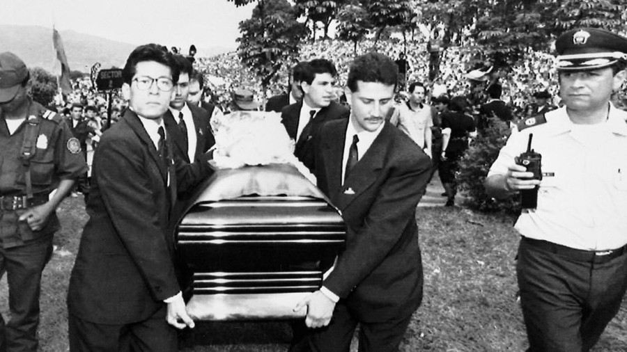 Hàng nghìn người đưa tiễn linh cữu của cầu thủ Escobar. Hàng nghìn người đưa tiễn linh cữu của cầu thủ Escobar.
