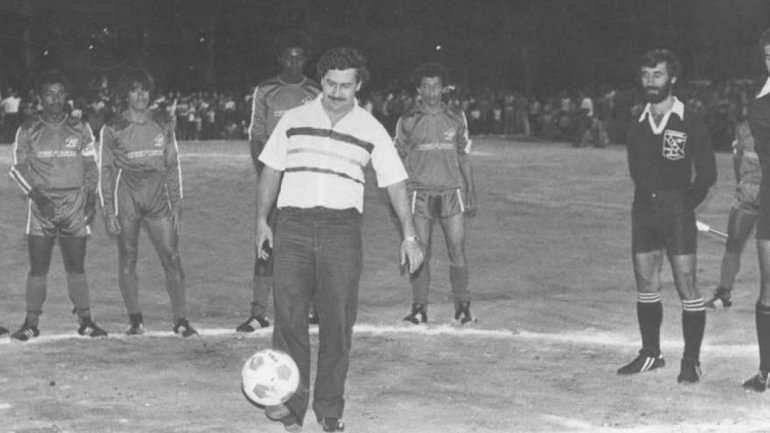 Ông trùm ma túy Pablo Escobar có niềm say mê bóng đá. Ông trùm ma túy Pablo Escobar có niềm say mê bóng đá.