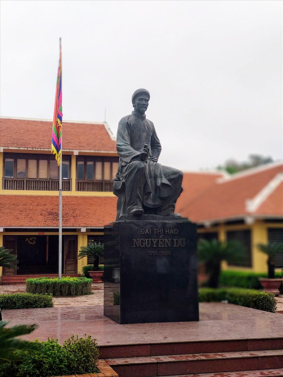 Nam Dương hầu Nguyễn Nhiệm (cháu nội Nguyễn Thiến) vào Tiên Điền ẩn cư và lập ra họ Nguyễn Tiên Điền. (Thi hào Nguyễn Du là hậu duệ đời thứ 8 của Trạng nguyên Nguyễn Thiến). Nam Dương hầu Nguyễn Nhiệm (cháu nội Nguyễn Thiến) vào Tiên Điền ẩn cư và lập ra họ Nguyễn Tiên Điền. (Thi hào Nguyễn Du là hậu duệ đời thứ 8 của Trạng nguyên Nguyễn Thiến).