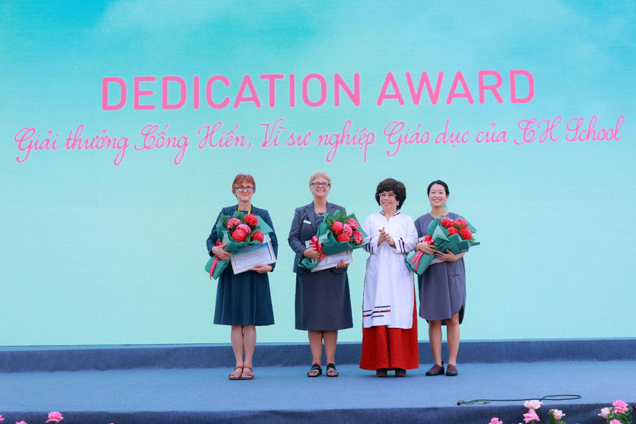 Tất cả các giáo viên tại Hệ thống TH School được tặng hoa cảm ơn trong Lễ Khai giảng.