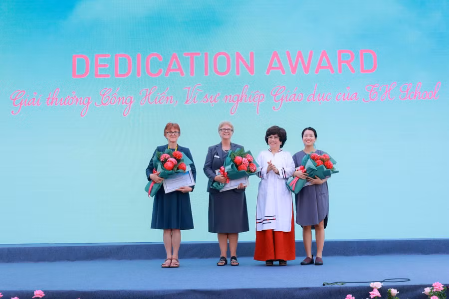 Tất cả các giáo viên tại Hệ thống TH School được tặng hoa cảm ơn trong Lễ Khai giảng.