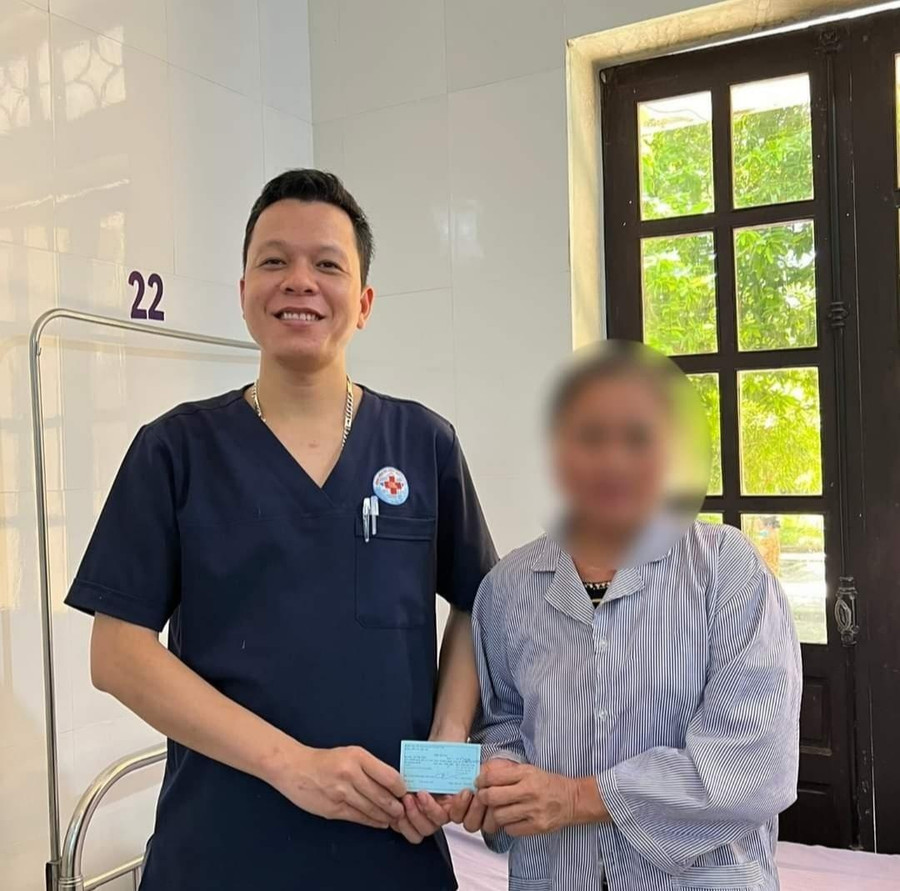 Bệnh nhân được cung cấp thẻ dị ứng có xác nhận của bác sĩ điều trị. Ảnh: BV.