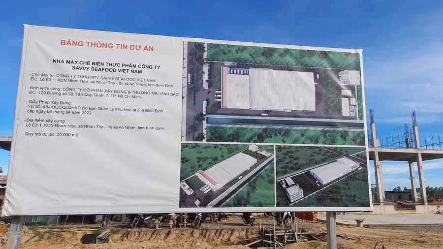 Thông tin về dự án của Công ty TNHH MTV Savvy Seafood Việt Nam ở Khu công nghiệp Nhơn Hòa. Ảnh: Hoàng Trọng.