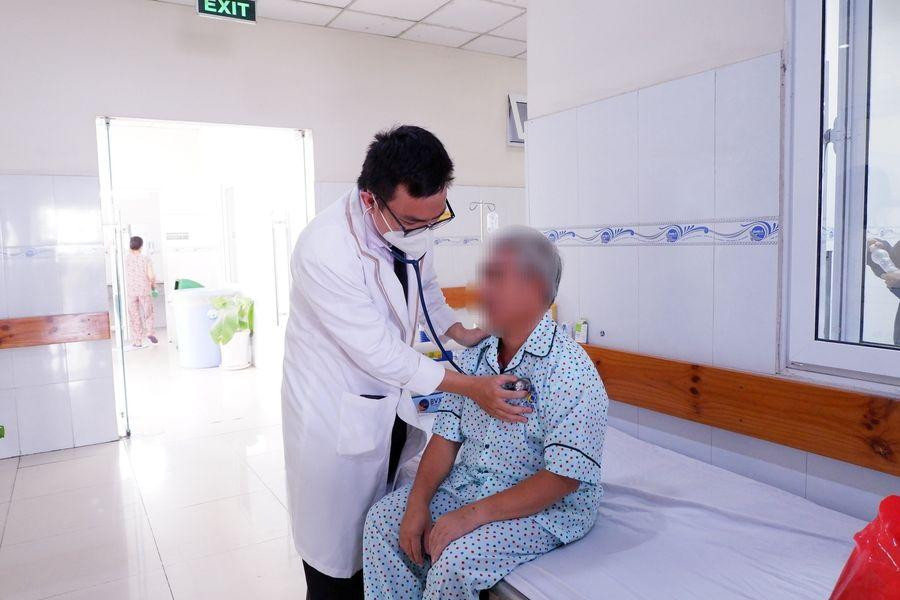 Bác sĩ khám cho bệnh nhân. Ảnh: BV.