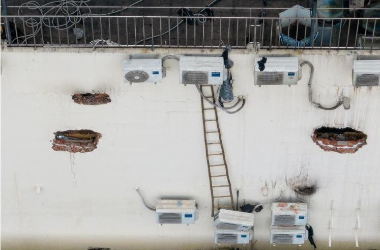 Quán karaoke ở Bình Dương sở hữu rất ít cửa sổ, một số cửa sổ bị bịt kín bằng tường gạch xây phía trong. Ảnh: Zing. Quán karaoke ở Bình Dương sở hữu rất ít cửa sổ, một số cửa sổ bị bịt kín bằng tường gạch xây phía trong. Ảnh: Zing.