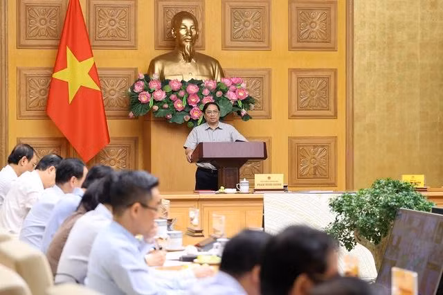 Thủ tướng Phạm Minh Chính chủ trì cuộc họp trực tuyến về ứng phó khẩn cấp với bão số 4 (bão Noru). Ảnh: VGP.