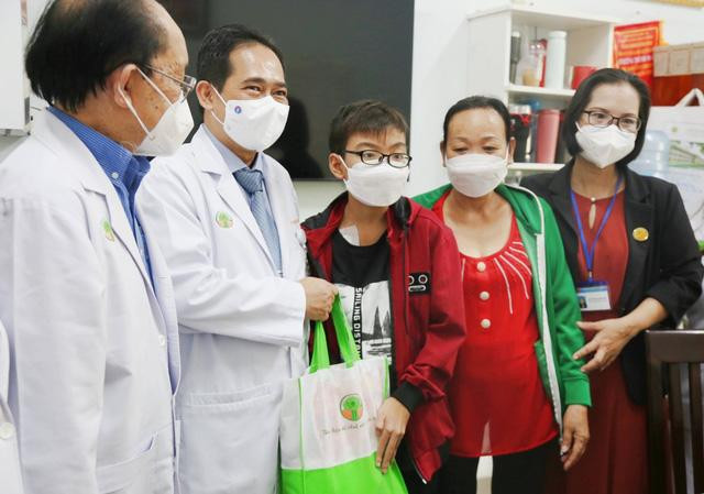Bé trai hồi phục tốt sau ghép thận. Ảnh: BV. Bé trai hồi phục tốt sau ghép thận. Ảnh: BV.