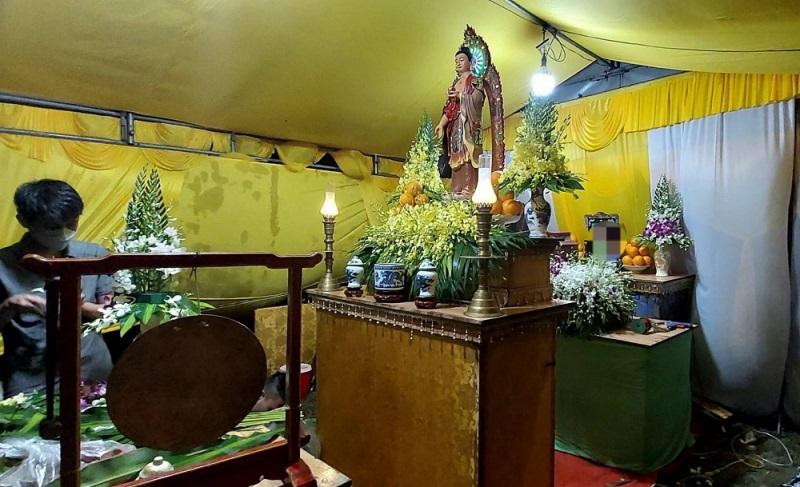 Hũ tro cốt đặt trên bàn thờ khi gia đình làm đám tang cho cháu Q. Ảnh: GĐCC.