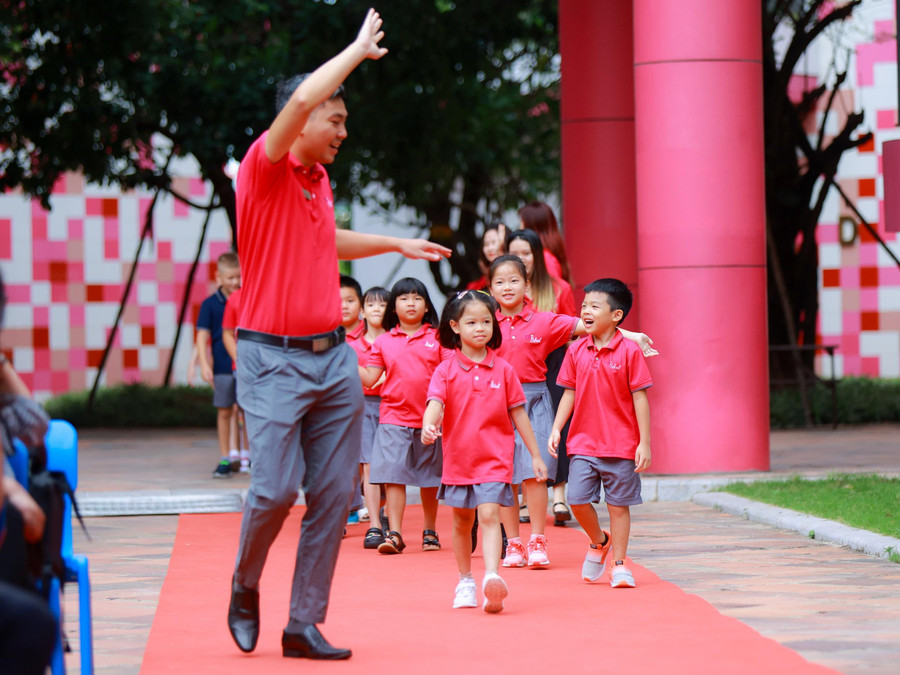 Đón học sinh đầu cấp vào trường TH School Chùa Bộc.