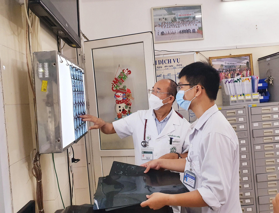 Đọc phim chụp tổn thương sọ não và xoang ở bệnh nhân nhiễm nấm đen. Ảnh: BV Bạch Mai. Đọc phim chụp tổn thương sọ não và xoang ở bệnh nhân nhiễm nấm đen. Ảnh: BV Bạch Mai.