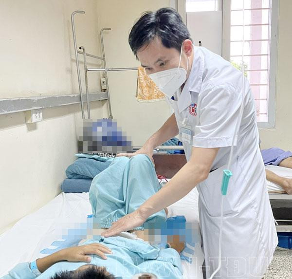 Ts.Bs. Vũ Đức Thụ thăm khám cho bệnh nhi sau phẫu thuật. Ảnh: BV. Ts.Bs. Vũ Đức Thụ thăm khám cho bệnh nhi sau phẫu thuật. Ảnh: BV.