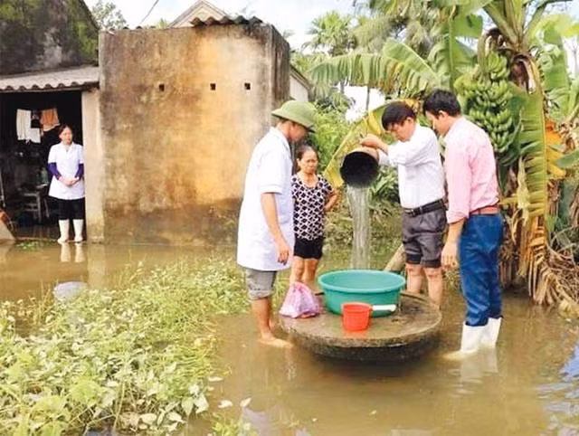 Thau rửa bể nước, giếng nước, dụng cụ chứa nước và dùng hóa chất để khử trùng nước ăn uống và sinh hoạt theo hướng dẫn của nhân viên y tế. Ảnh: BV.