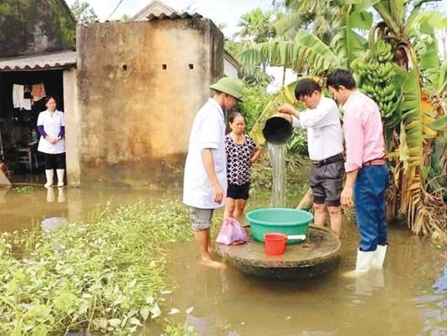 Thau rửa bể nước, giếng nước, dụng cụ chứa nước và dùng hóa chất để khử trùng nước ăn uống và sinh hoạt theo hướng dẫn của nhân viên y tế. Ảnh: BV.