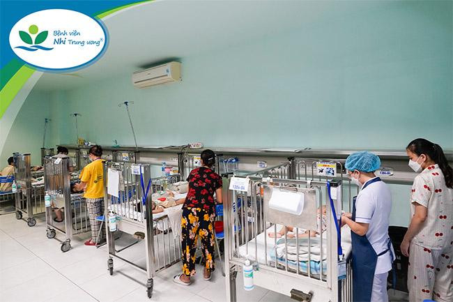 Hiện, tại các phòng điều trị ở Bệnh viện Nhi Trung ương, mỗi trẻ một giường bệnh, không phải nằm ghép với các bệnh nhi khác. Ảnh: BV.