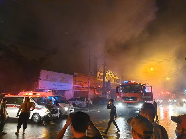 Hiện trường vụ cháy quán karaoke tối 6/9 tại Bình Dương. Ảnh: TTXVN.