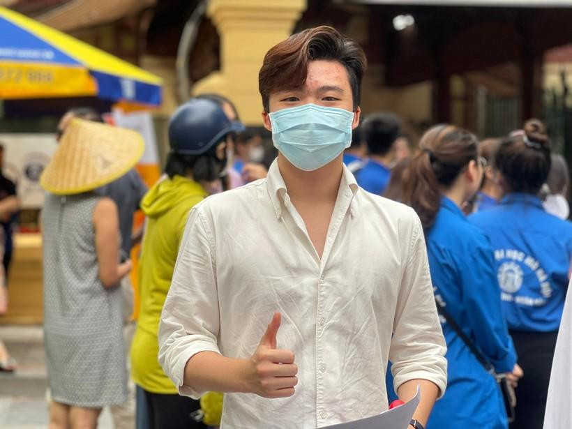 Em Đặng Quang Huy vui mừng sau khi hoàn thành tốt bài thi cuối cùng trong kỳ thi.